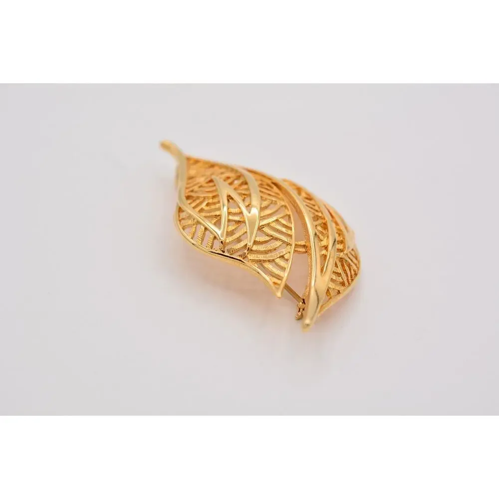 TAT Vintage Leaf Pin Brooch Gold Tone Filigree Shiny Chunky Signed 1980s BinF
